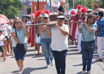 Atrae tradicional viacrucis viviente a multitud de turistas y locales en Isla Mujeres