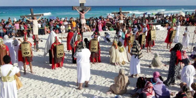 Extranjeros podrían participar en viacrucis de Playa del Carmen por primera vez