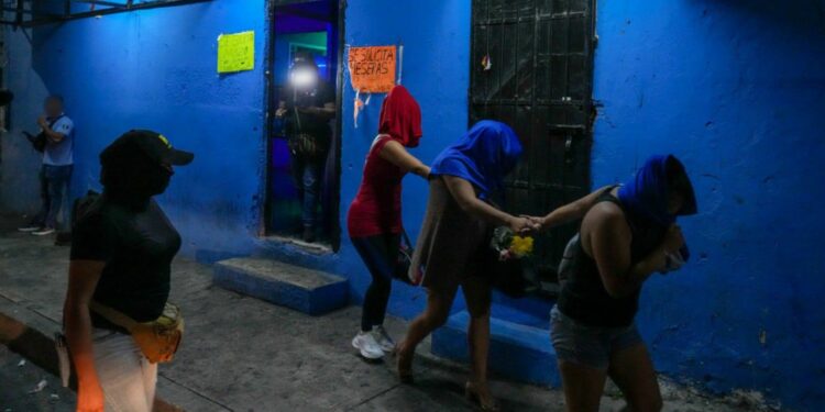 Rescatan a 27 mujeres víctimas de trata en un bar de Cancún
