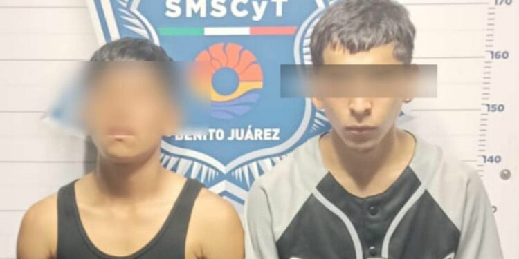 Detienen a dos sujetos por orinar en la vía pública en Cancún