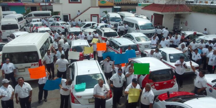 Se manifiestan cerca de 100 taxistas contra la llegada de más mototaxis a Cozumel