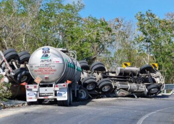 Vuelca pipa de doble remolque en bulevar Colosio de Cancún; hay diversas afectaciones viales