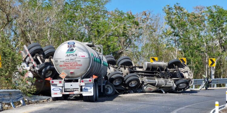 Vuelca pipa de doble remolque en bulevar Colosio de Cancún; hay diversas afectaciones viales