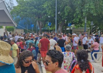 Largas filas y gente molesta en las casillas especiales de Cancún; otra vez las boletas no serán suficientes.