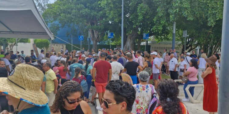 Largas filas y gente molesta en las casillas especiales de Cancún; otra vez las boletas no serán suficientes.