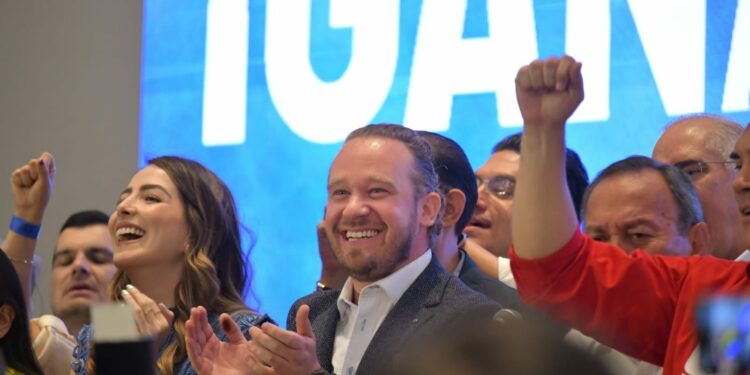 Tras perder en la Ciudad de México, captan a Santiago Taboada en el aeropuerto de Tulum.