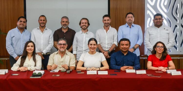 Estefanía Mercado cierra filas con empresarios y hoteleros para hacer frente al sargazo en Playa del Carmen