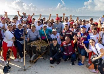 Más de 2 mil personas acompañan a Estefanía Mercado en mega brigada de limpieza de playas para hacer frente al sargazo